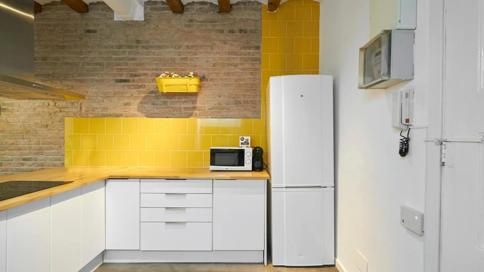 64 Apartment In A Typical Barcelona'S Old Building إسبانيا
