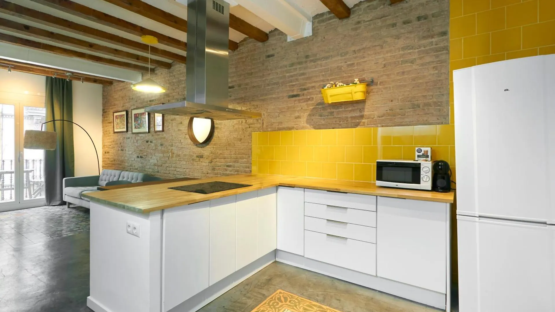 64 Apartment In A Typical Barcelona'S Old Building